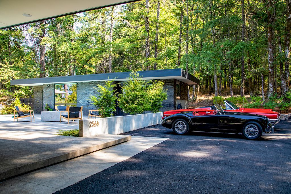 Hood River East House in Oregon, US by EB Architecture + Design