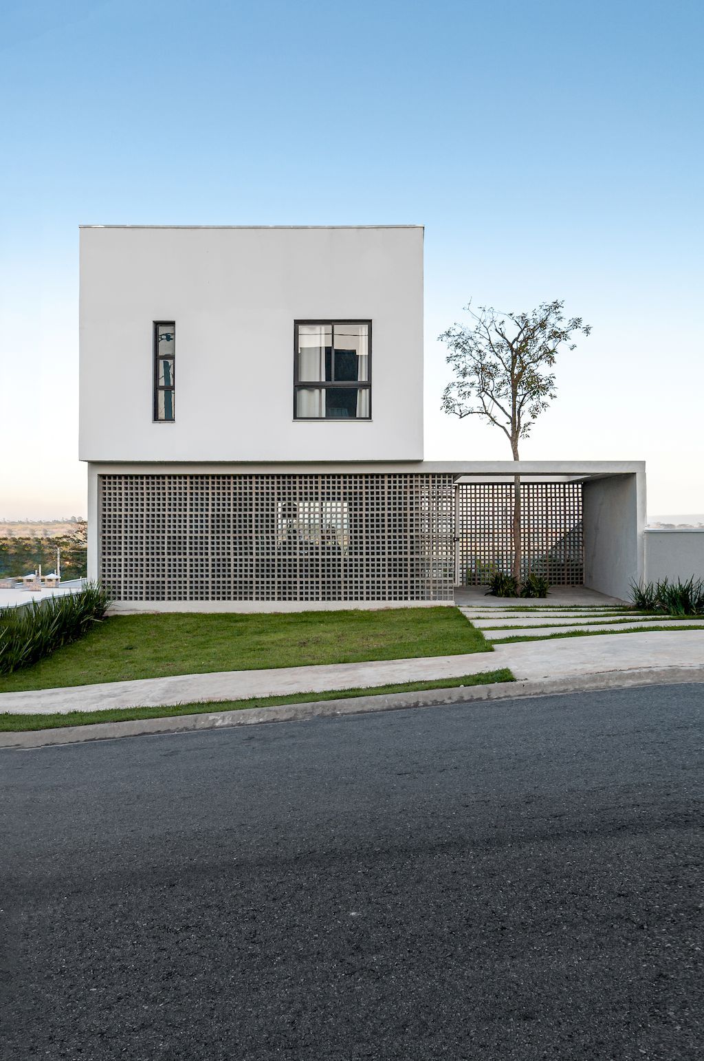 Itu House with Permeability of the Incredible View in Brazil by Studio Dlux