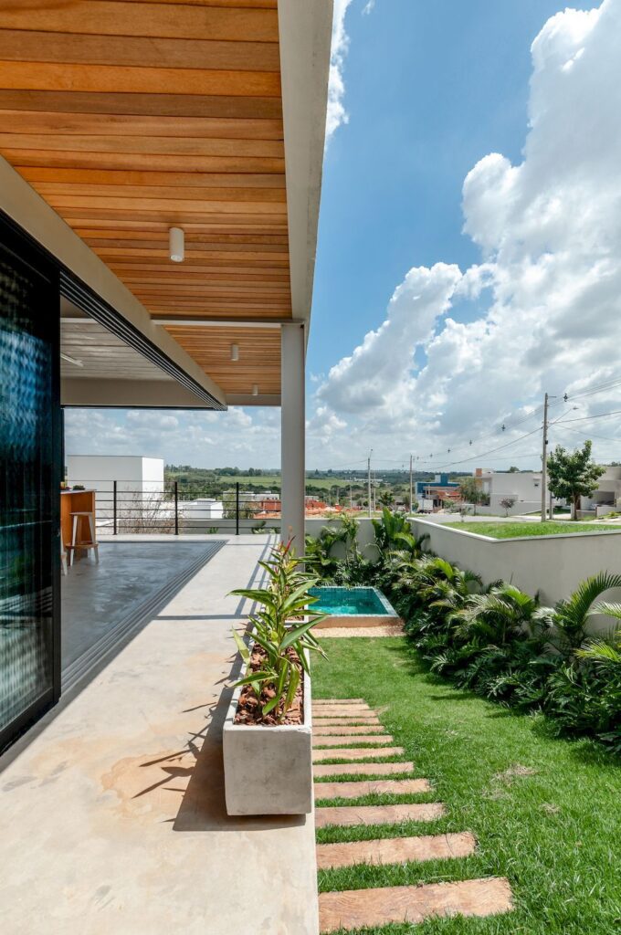 Itu House with Permeability of the Incredible View in Brazil by Studio Dlux