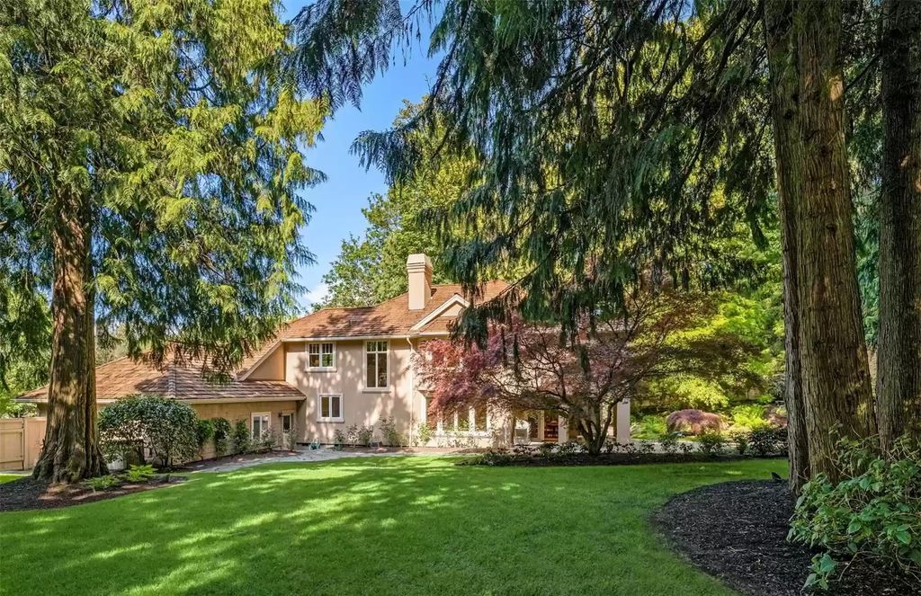 The Estate in Washington is a luxurious home boasting style, comfort and privacy now available for sale. This home located at 20347 NE 61st Court, Redmond, Washington; offering 04 bedrooms and 05 bathrooms with 4,341 square feet of living spaces. 