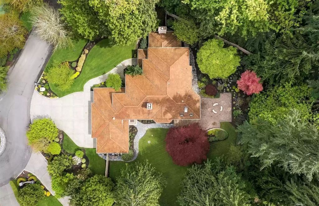 The Estate in Washington is a luxurious home boasting style, comfort and privacy now available for sale. This home located at 20347 NE 61st Court, Redmond, Washington; offering 04 bedrooms and 05 bathrooms with 4,341 square feet of living spaces. 