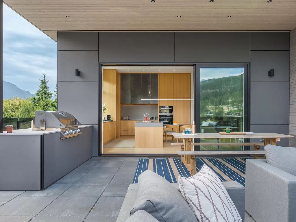 The Residence in Pemberton is a luxurious home with a fabulous panoramic view of the mountain, now available for sale. This home located at 1771 Pinewood Dr, Pemberton, BC V0N 2L3, Canada