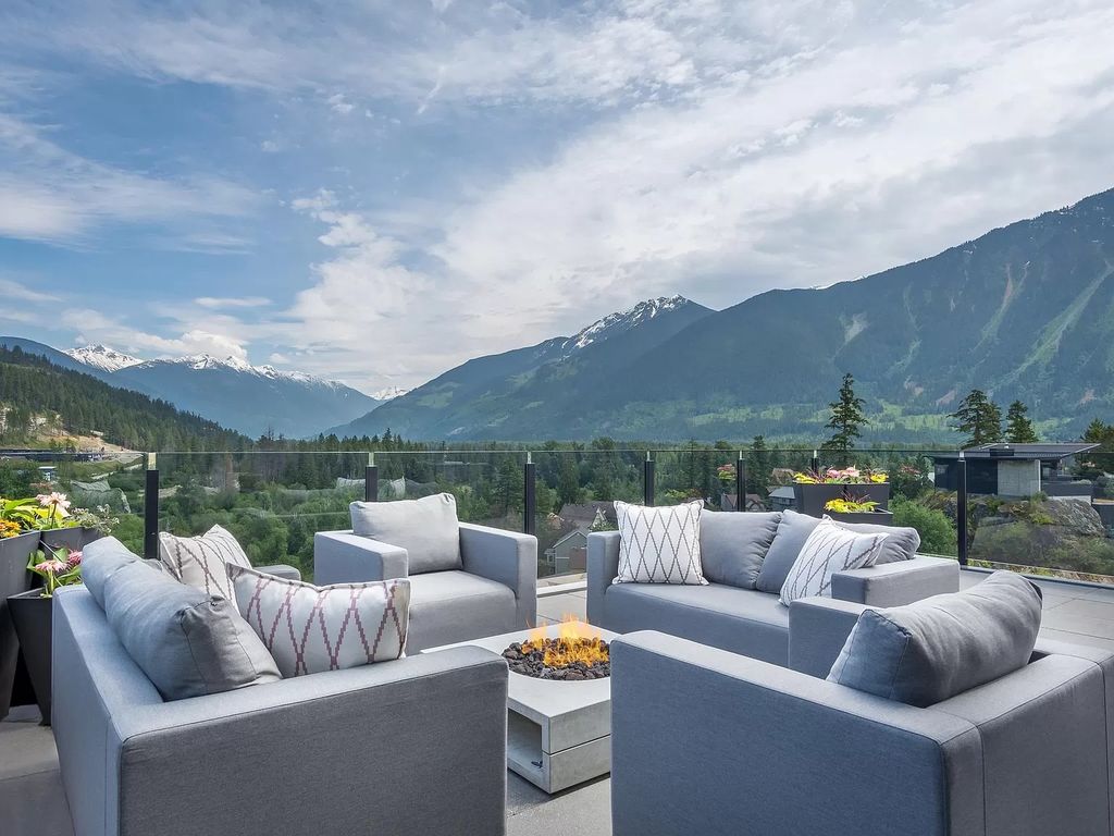 The Residence in Pemberton is a luxurious home with a fabulous panoramic view of the mountain, now available for sale. This home located at 1771 Pinewood Dr, Pemberton, BC V0N 2L3, Canada