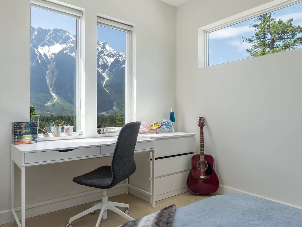 The Residence in Pemberton is a luxurious home with a fabulous panoramic view of the mountain, now available for sale. This home located at 1771 Pinewood Dr, Pemberton, BC V0N 2L3, Canada