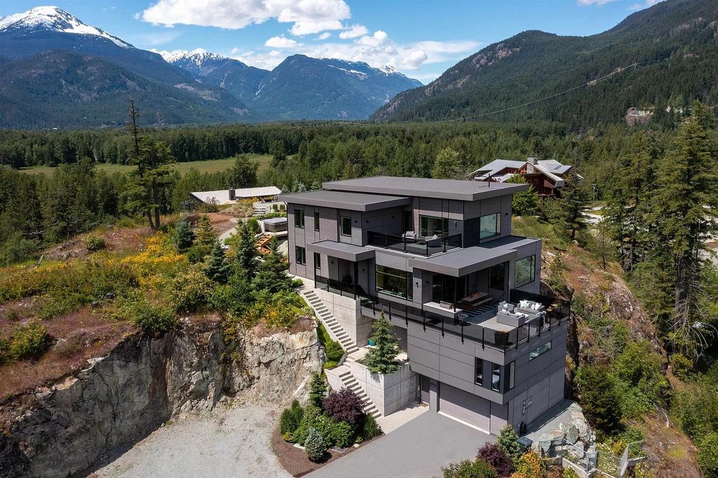 The Residence in Pemberton is a luxurious home with a fabulous panoramic view of the mountain, now available for sale. This home located at 1771 Pinewood Dr, Pemberton, BC V0N 2L3, Canada