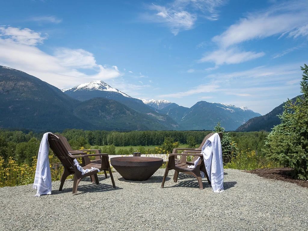 The Residence in Pemberton is a luxurious home with a fabulous panoramic view of the mountain, now available for sale. This home located at 1771 Pinewood Dr, Pemberton, BC V0N 2L3, Canada