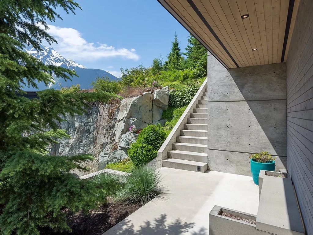 The Residence in Pemberton is a luxurious home with a fabulous panoramic view of the mountain, now available for sale. This home located at 1771 Pinewood Dr, Pemberton, BC V0N 2L3, Canada