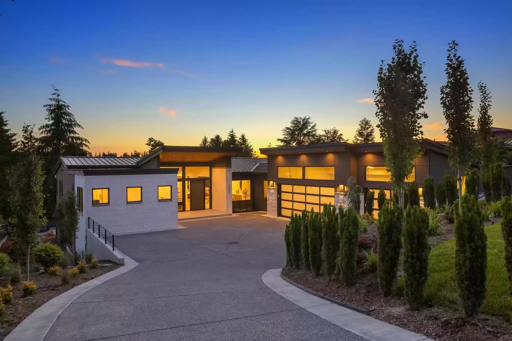 The Estate in Clyde Hill is a luxurious home with fantastic lot filled sunshine for summer activities, now available for sale. This home located at 1421 88th Avenue NE, Clyde Hill, Washington