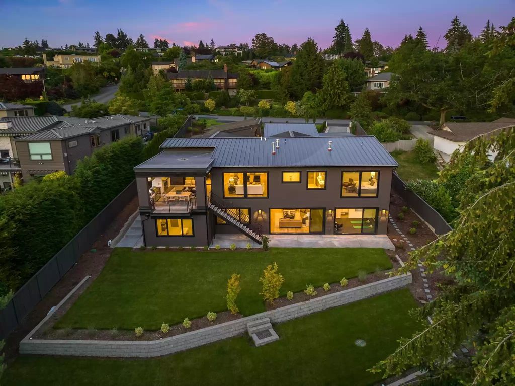 The Estate in Clyde Hill is a luxurious home with fantastic lot filled sunshine for summer activities, now available for sale. This home located at 1421 88th Avenue NE, Clyde Hill, Washington