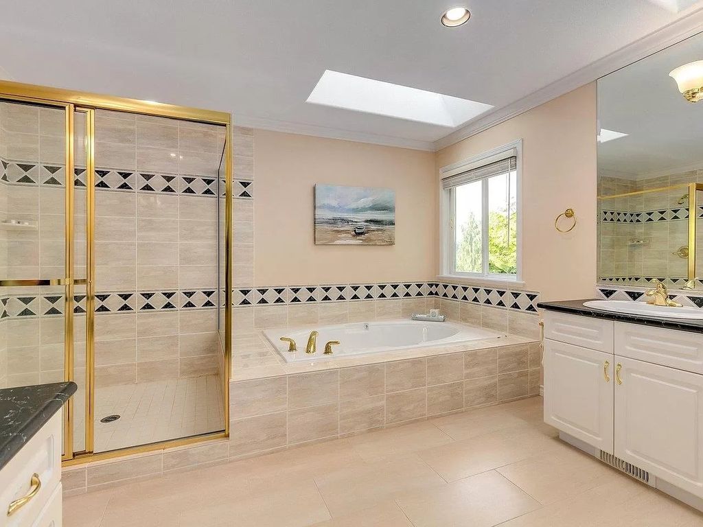 The instant way to bring modernity and attract into the Modern Bathroom Ideas is the appearance of golden details. Depending on how you arrange it, these accents can appear scattered around the bathroom such as: the metal frame for the glass panels of the shower zone, the handle of the shelves under the hand sinks, or the water tap of the bathtub.