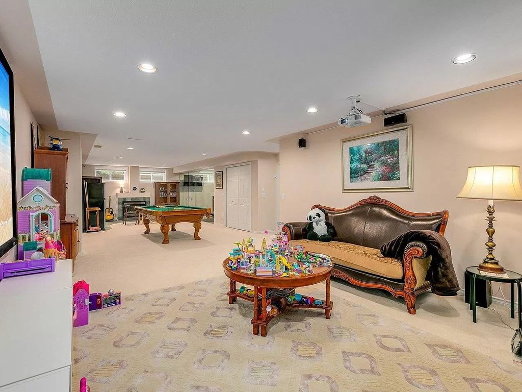 Resort-Like-Executive-Home-in-Surrey-with-Endless-Entertainment-Spaces-Asks-for-C3499000-26