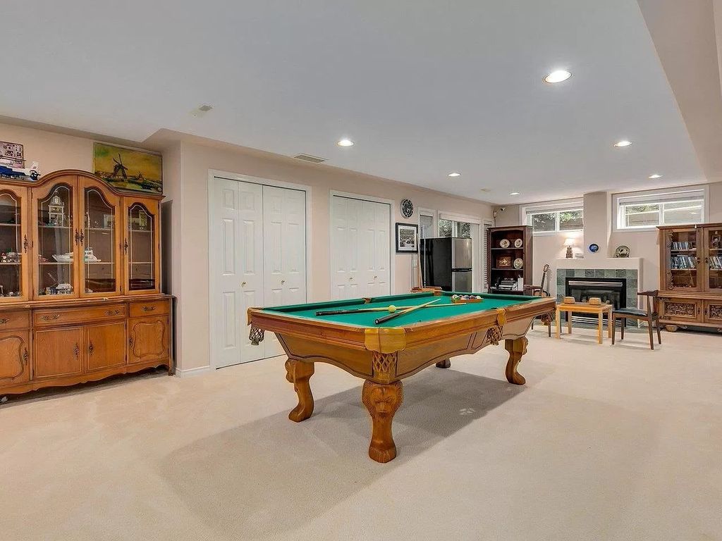 Resort-Like-Executive-Home-in-Surrey-with-Endless-Entertainment-Spaces-Asks-for-C3499000-27