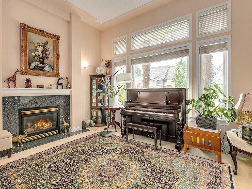 Resort-Like-Executive-Home-in-Surrey-with-Endless-Entertainment-Spaces-Asks-for-C3499000-4