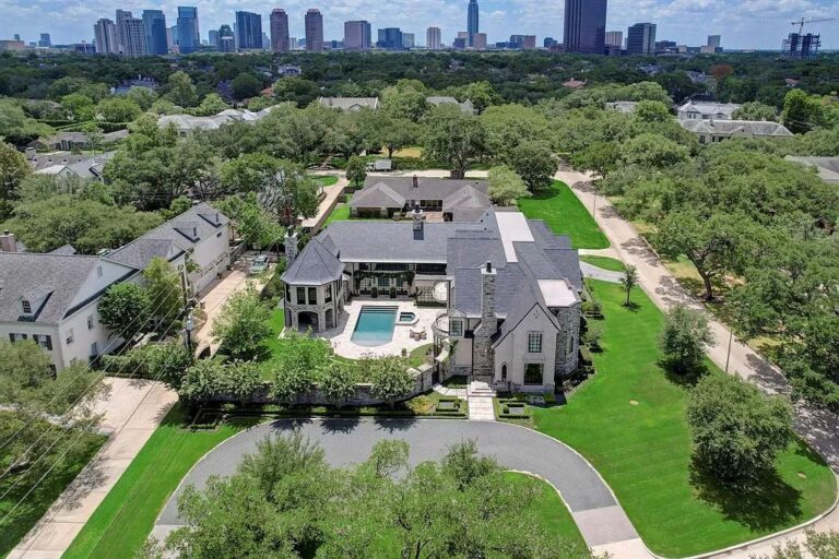 Stunning Custom Built Home in a Prime Tanglewood in Houston with Resort