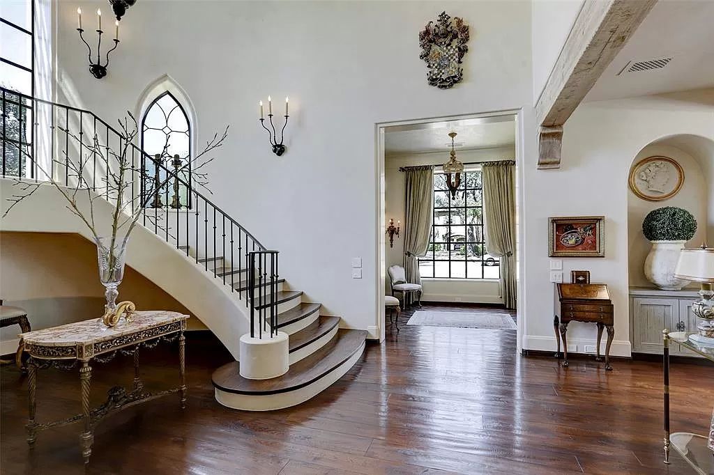 The Home in Houston, a stunning residence in a prime Tanglewood location boasts beautiful formal living, study and dining rooms with loads of natural light. This home located at 5555 Cranbrook Rd, Houston, Texas.