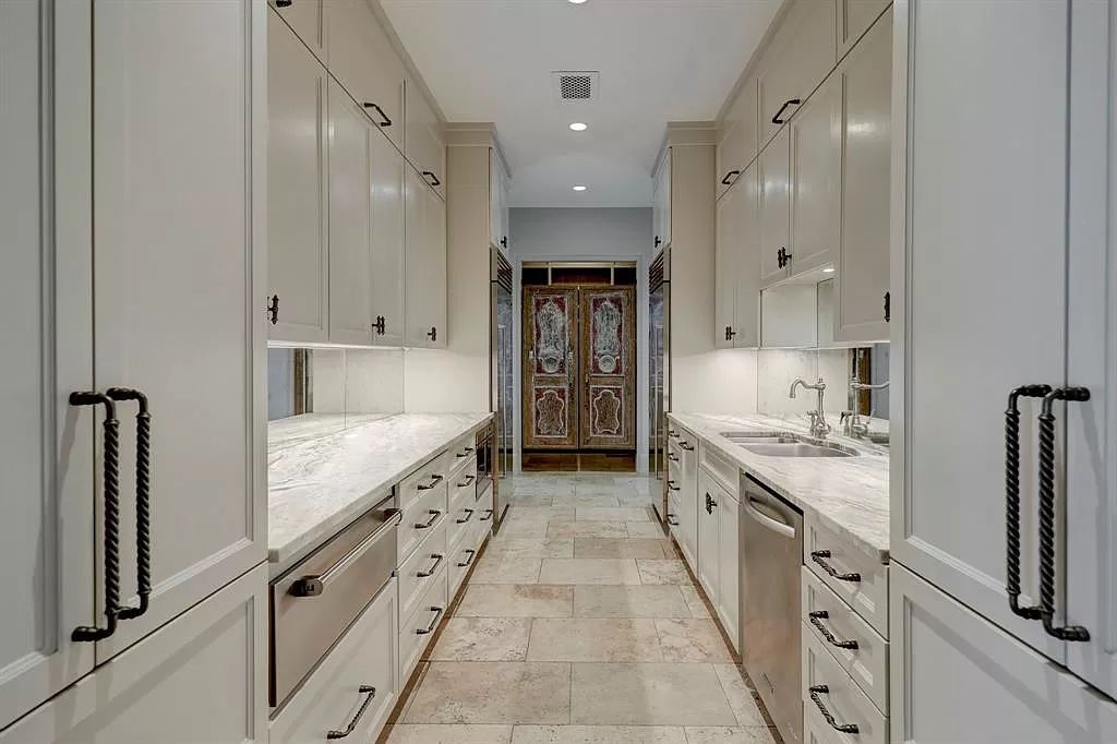 The Home in Houston, a stunning residence in a prime Tanglewood location boasts beautiful formal living, study and dining rooms with loads of natural light. This home located at 5555 Cranbrook Rd, Houston, Texas.