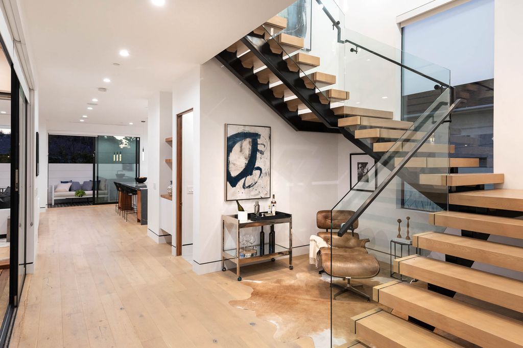 Stunning-Modern-Home-in-Venice-on-Renowned-Penmar-Avenue-with-An-Open-Floor-Plan-and-A-Gorgeous-Floating-Staircase-on-The-Market-for-4999000-8