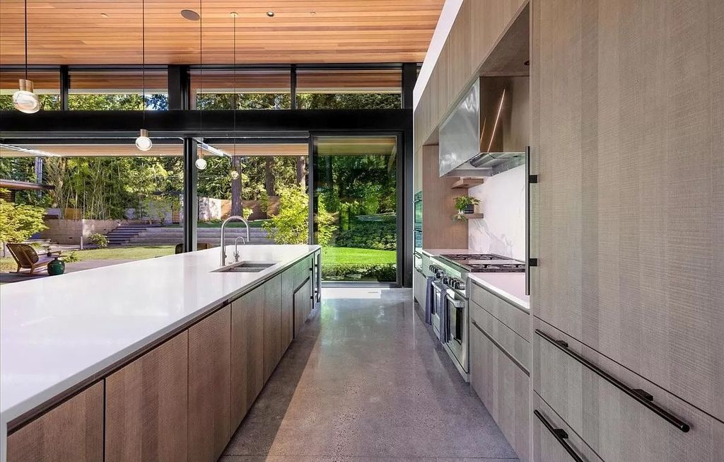 The House in Portland is the work of art with total security and privacy, now available for sale. This home located at 1139 S Palatine Hill Rd, Portland, Oregon