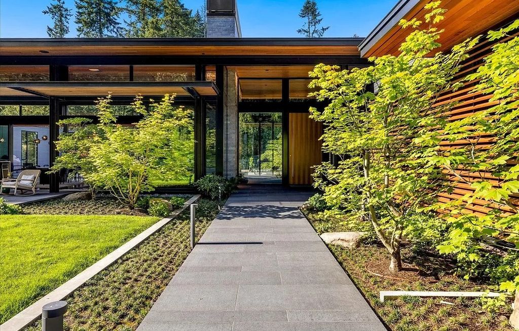 The House in Portland is the work of art with total security and privacy, now available for sale. This home located at 1139 S Palatine Hill Rd, Portland, Oregon