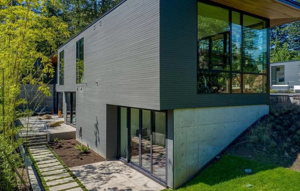 The House in Portland is the work of art with total security and privacy, now available for sale. This home located at 1139 S Palatine Hill Rd, Portland, Oregon
