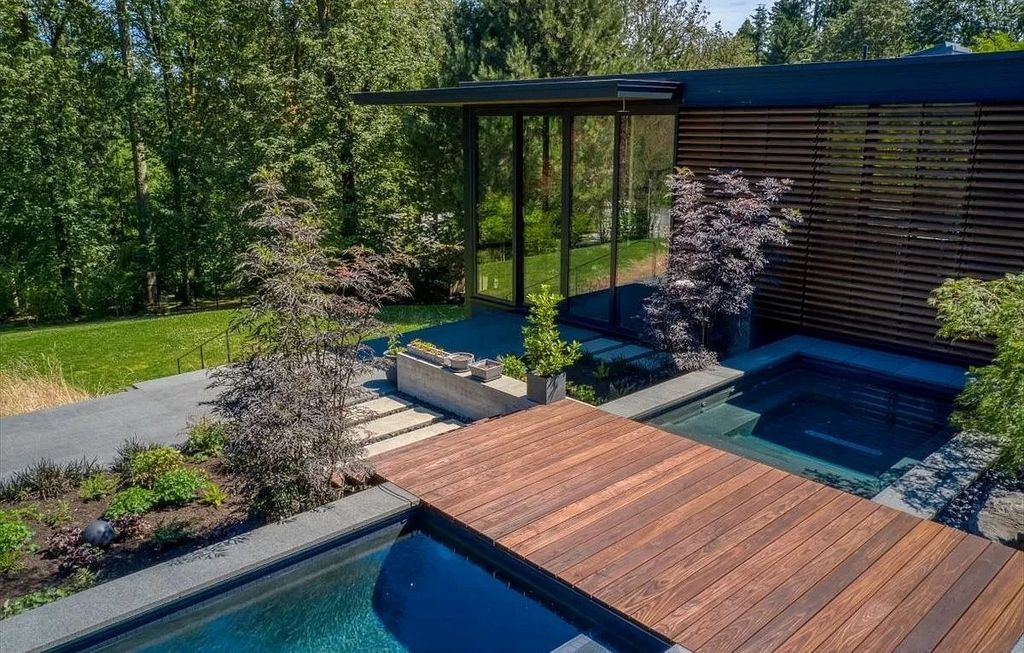 The House in Portland is the work of art with total security and privacy, now available for sale. This home located at 1139 S Palatine Hill Rd, Portland, Oregon