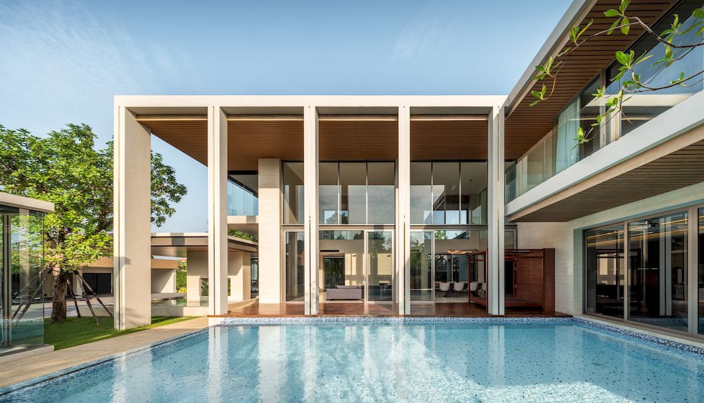 TT residence with a Central, Glass-fronted Swimming Pool by FLAT12x