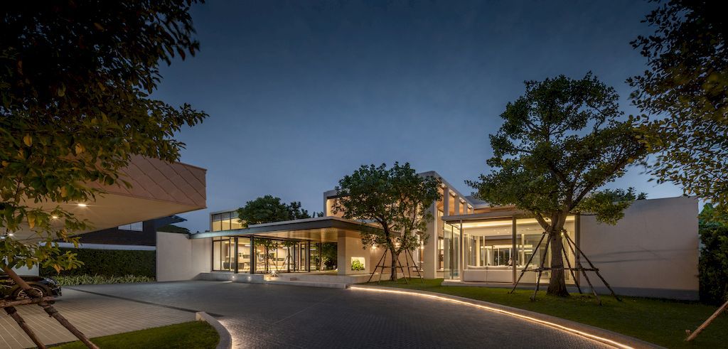 TT residence with a Central, Glass-fronted Swimming Pool by FLAT12x