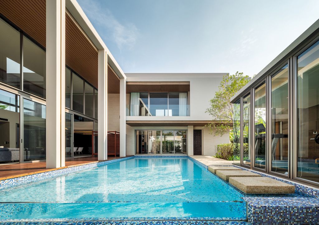 TT residence with a Central, Glass-fronted Swimming Pool by FLAT12x