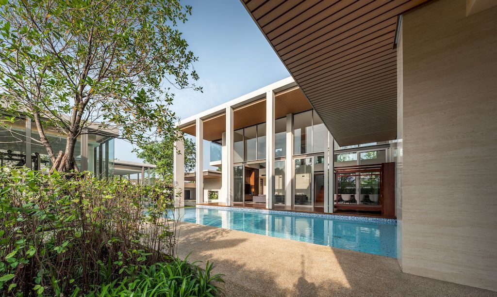 TT residence with a Central, Glass-fronted Swimming Pool by FLAT12x