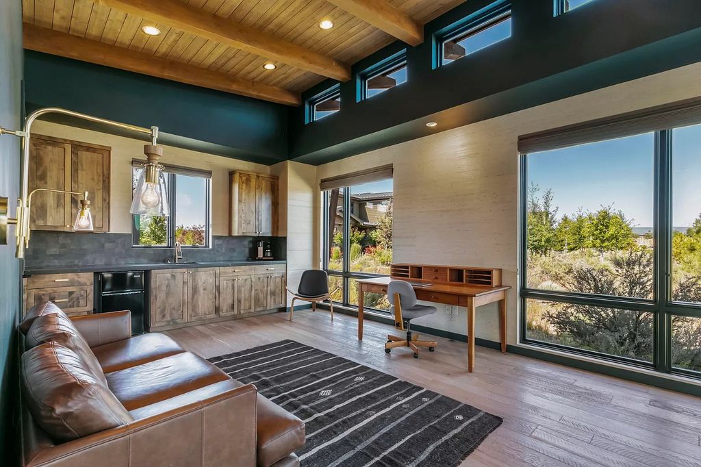 The Home in Bend is a luxurious home with a spacious, open floor plan and natural light throughout, now available for sale. This home located at 19227 Cartwright Ct, Bend, Oregon