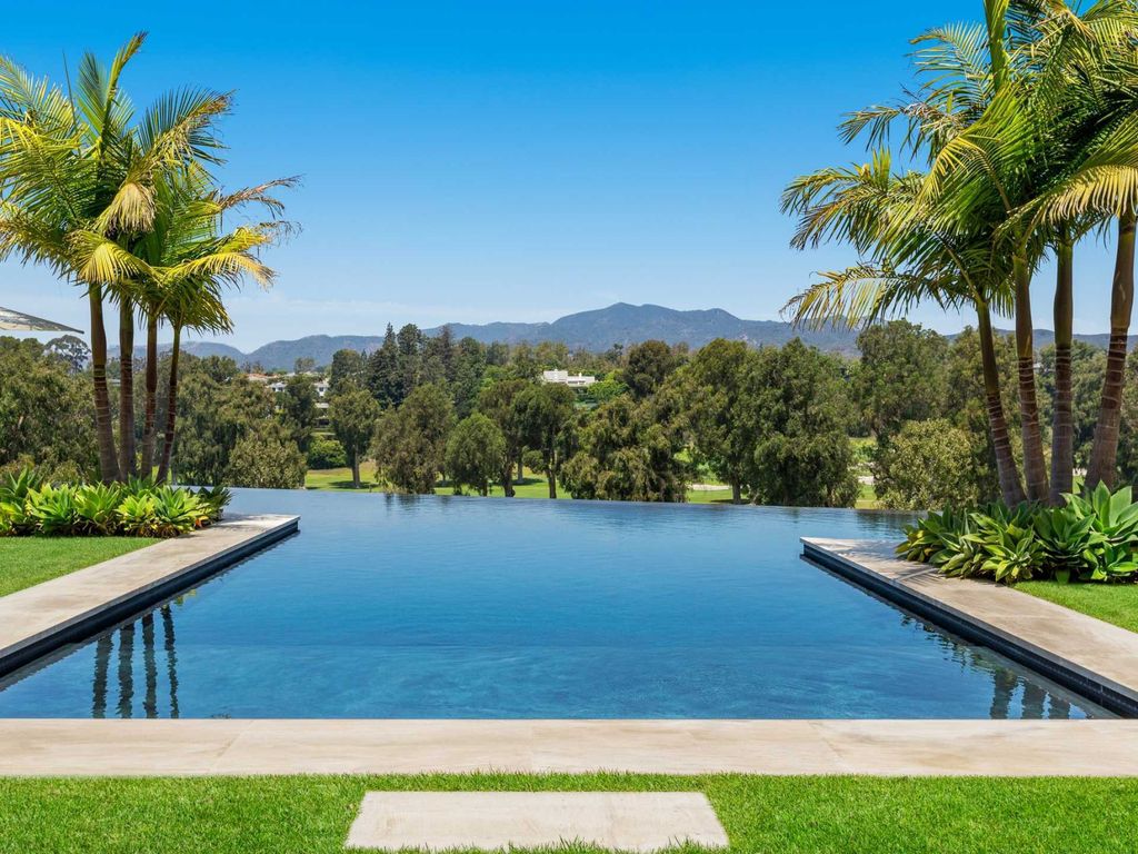 The Estate in Santa Monica, an ultra luxury home offers the epitome of high design, astounding amenities, and supreme beauty for an irreplaceable and awe-inspiring living on 1.6 sprawling acres of gorgeous grounds is now available for sale. This home located at 1525 San Vicente Blvd, Santa Monica, California
