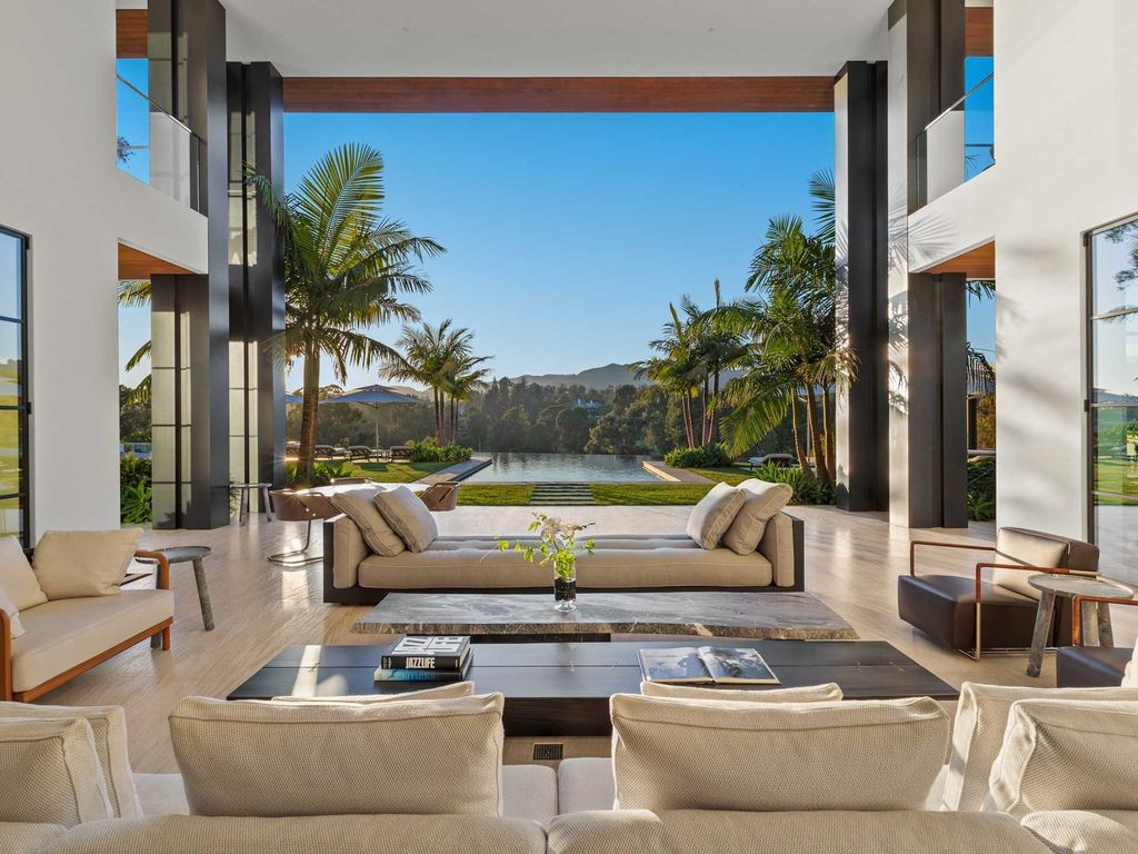 The Estate in Santa Monica, an ultra luxury home offers the epitome of high design, astounding amenities, and supreme beauty for an irreplaceable and awe-inspiring living on 1.6 sprawling acres of gorgeous grounds is now available for sale. This home located at 1525 San Vicente Blvd, Santa Monica, California