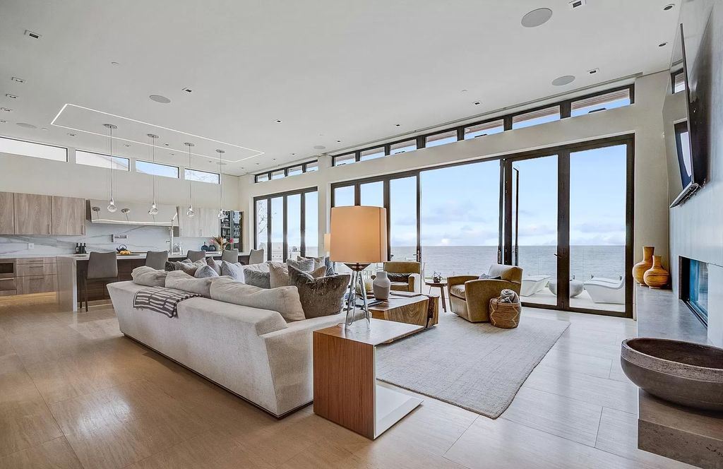 The Home in La Jolla, a undeniable showpiece estate perfectly positioned to enjoy the natural seascape and sea animals and highlights ocean views from every room is now available for sale. This home located at 5740 Dolphin Pl, La Jolla, California