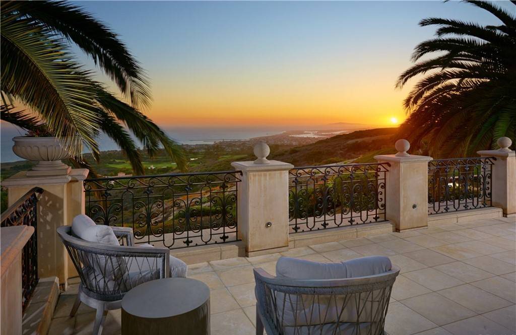 This-27995000-Showpiece-Villa-in-Newport-Coast-offers-Unobstructed-Views-of-The-Pacific-Ocean-and-Iconic-Landscapes-12