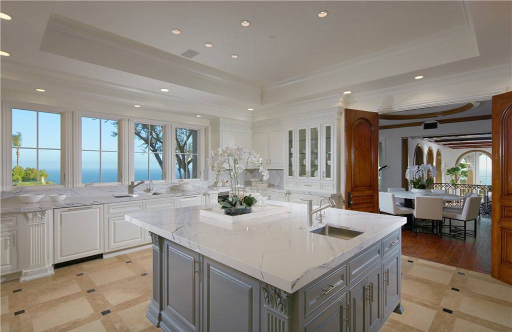 This-27995000-Showpiece-Villa-in-Newport-Coast-offers-Unobstructed-Views-of-The-Pacific-Ocean-and-Iconic-Landscapes-13