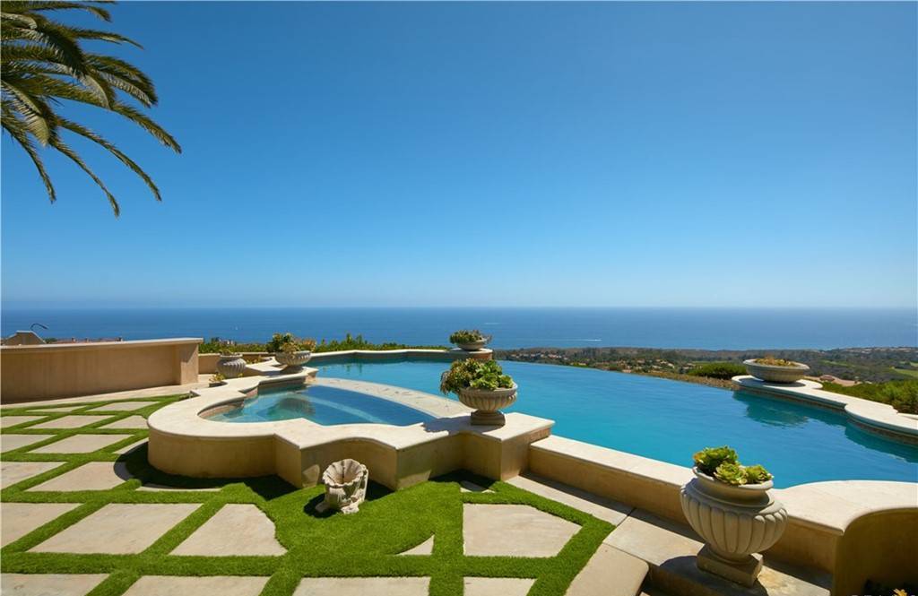This-27995000-Showpiece-Villa-in-Newport-Coast-offers-Unobstructed-Views-of-The-Pacific-Ocean-and-Iconic-Landscapes-14