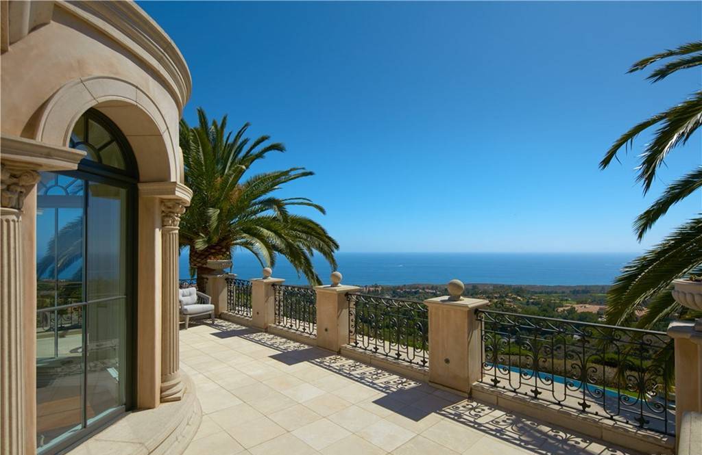 This-27995000-Showpiece-Villa-in-Newport-Coast-offers-Unobstructed-Views-of-The-Pacific-Ocean-and-Iconic-Landscapes-15