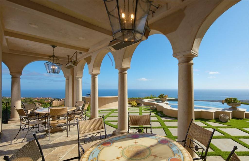 This-27995000-Showpiece-Villa-in-Newport-Coast-offers-Unobstructed-Views-of-The-Pacific-Ocean-and-Iconic-Landscapes-18