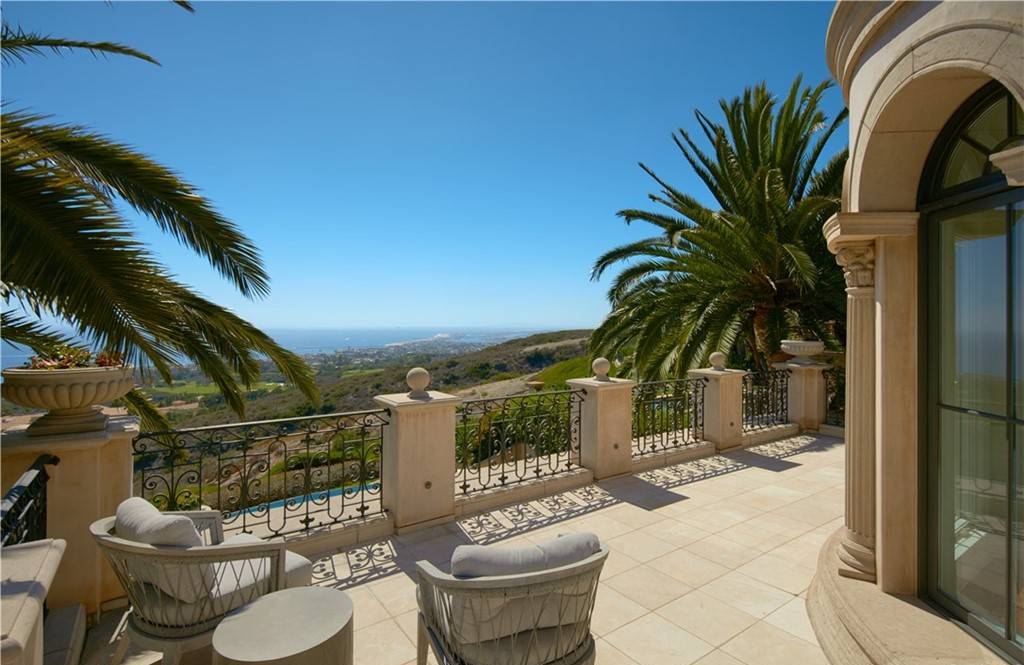 This-27995000-Showpiece-Villa-in-Newport-Coast-offers-Unobstructed-Views-of-The-Pacific-Ocean-and-Iconic-Landscapes-20