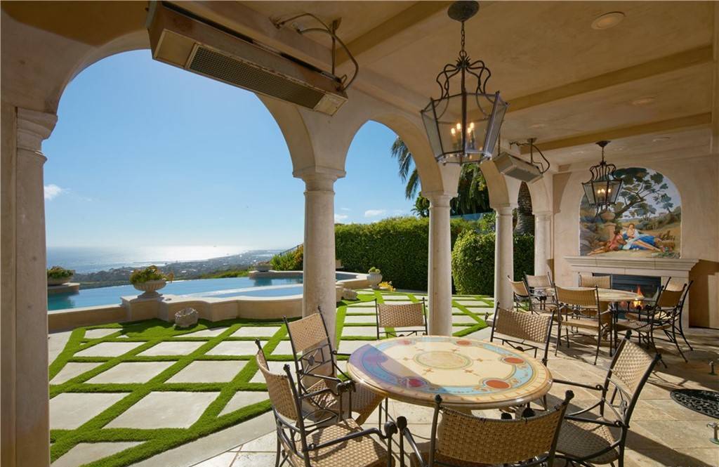 This-27995000-Showpiece-Villa-in-Newport-Coast-offers-Unobstructed-Views-of-The-Pacific-Ocean-and-Iconic-Landscapes-3