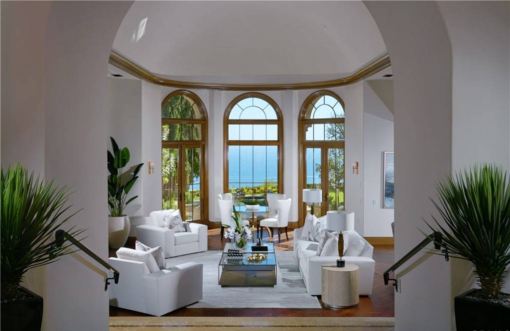 This-27995000-Showpiece-Villa-in-Newport-Coast-offers-Unobstructed-Views-of-The-Pacific-Ocean-and-Iconic-Landscapes-4