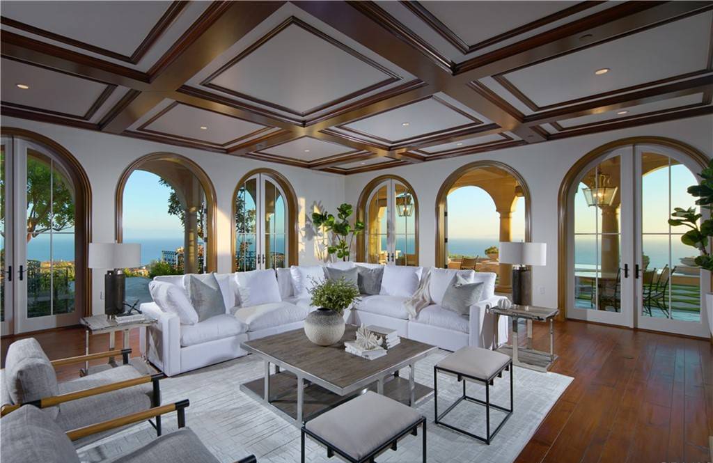 This-27995000-Showpiece-Villa-in-Newport-Coast-offers-Unobstructed-Views-of-The-Pacific-Ocean-and-Iconic-Landscapes-6
