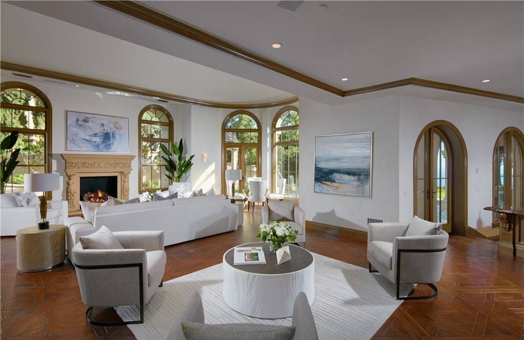 This-27995000-Showpiece-Villa-in-Newport-Coast-offers-Unobstructed-Views-of-The-Pacific-Ocean-and-Iconic-Landscapes-7