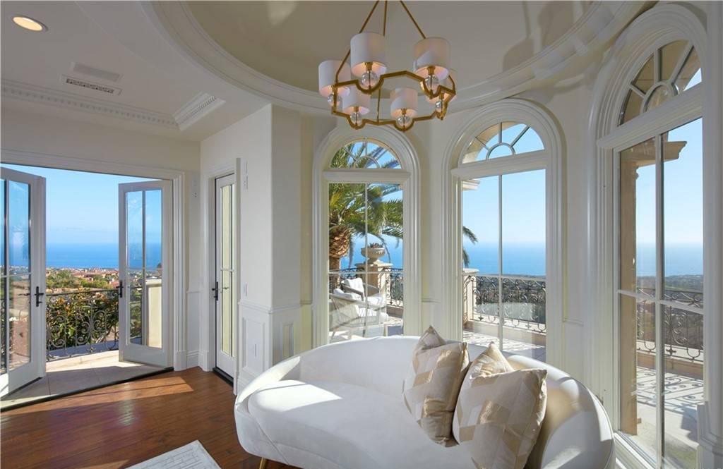 This-27995000-Showpiece-Villa-in-Newport-Coast-offers-Unobstructed-Views-of-The-Pacific-Ocean-and-Iconic-Landscapes-8