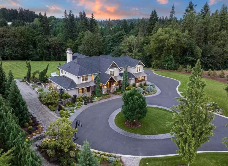 Luxurious Timber Frame Home on 14.8 Acres in a Picturesque Setting in Washington