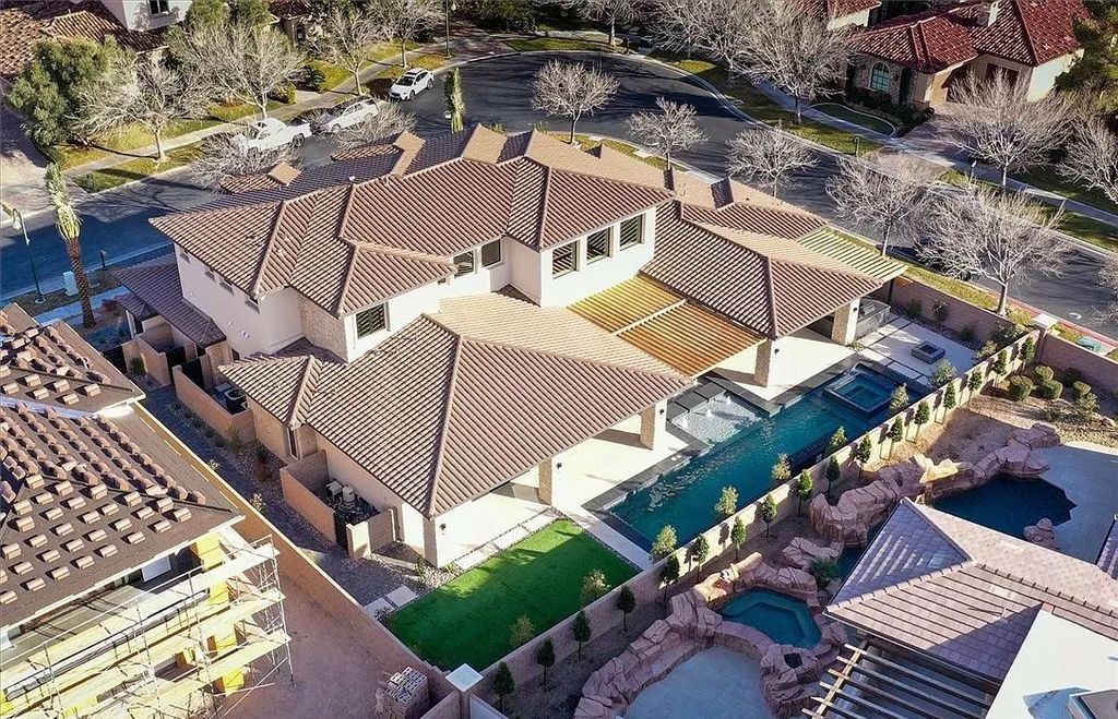 This-4395000-Luxurious-Entertainers-Dream-Home-in-Las-Vegas-is-Thoughtfully-Designed-Masterpiece-15