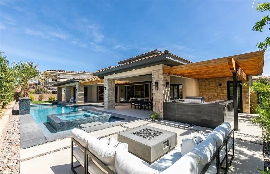 This-4395000-Luxurious-Entertainers-Dream-Home-in-Las-Vegas-is-Thoughtfully-Designed-Masterpiece-5