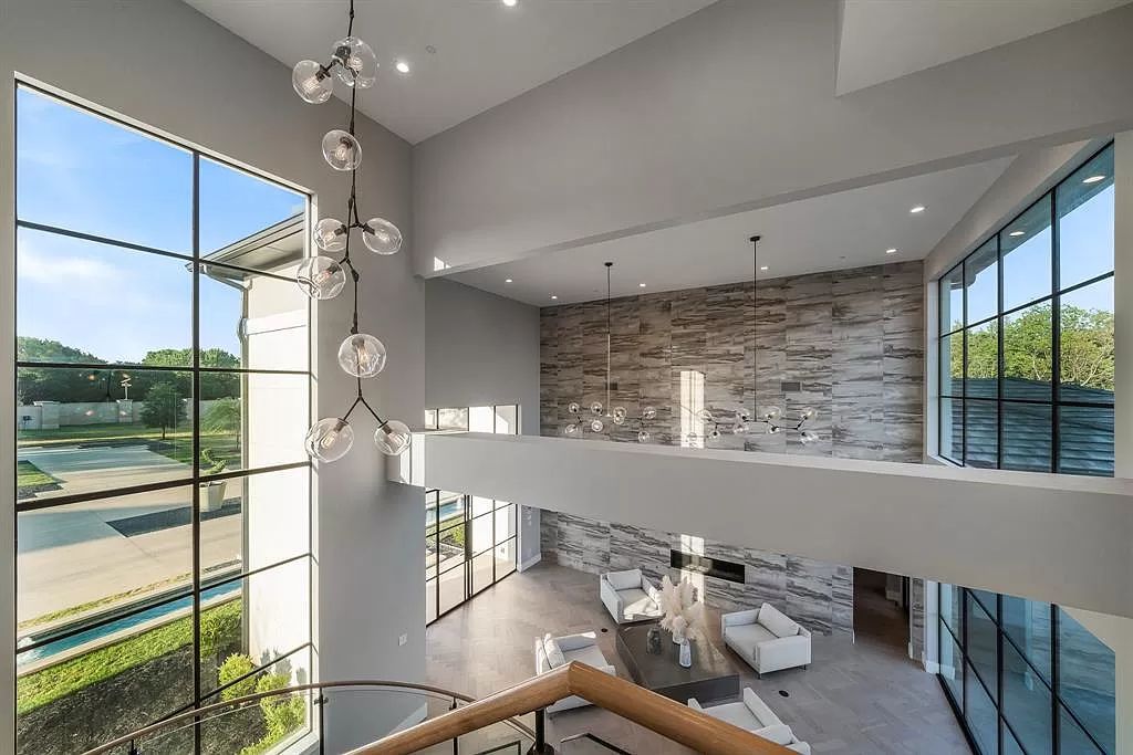 The Home in Southlake, a stunning custom-built contemporary residence offers the perfect blend of an entertainers paradise and private retreat is now available for sale. This home located at 1021 E Continental Blvd, Southlake, Texas