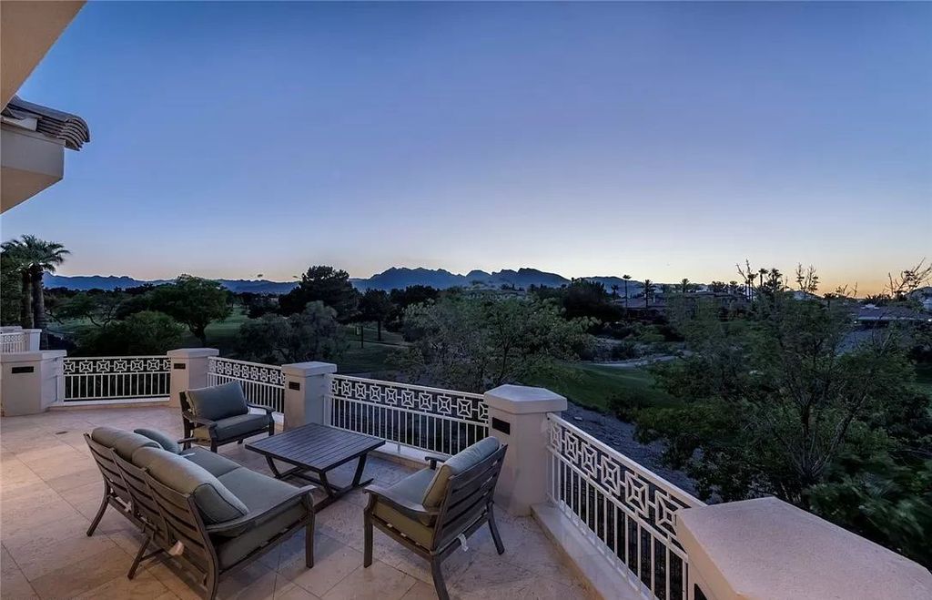 This-4900000-Spectacular-Home-in-Las-Vegas-has-A-Lush-and-Impeccably-Landscaped-Backyard-with-Incredible-Mountain-Views-3