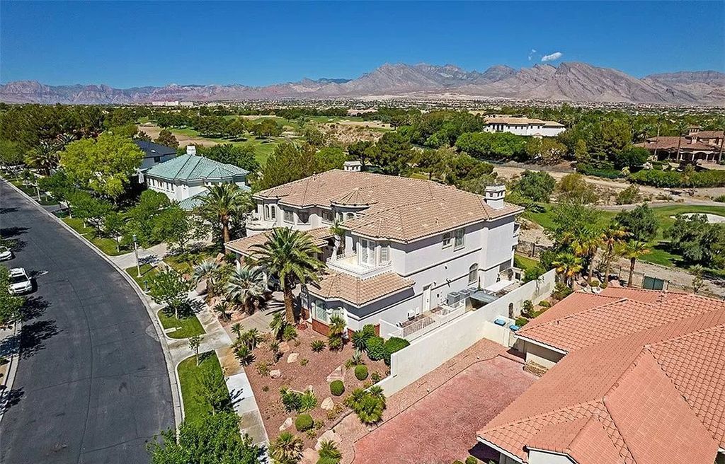 This-4900000-Spectacular-Home-in-Las-Vegas-has-A-Lush-and-Impeccably-Landscaped-Backyard-with-Incredible-Mountain-Views-7